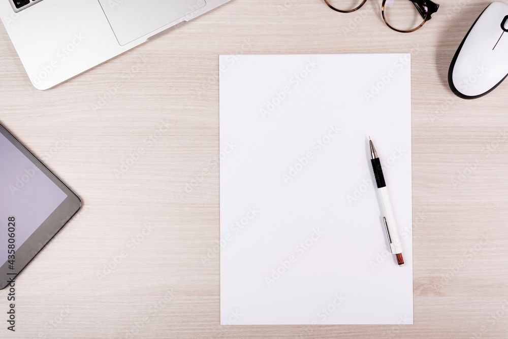 Schreibtisch mit Stift und Zettel, Brille, Laptop, Arbeit Schreibtisch mit Stift und Zettel, Brille, Laptop, Arbeit