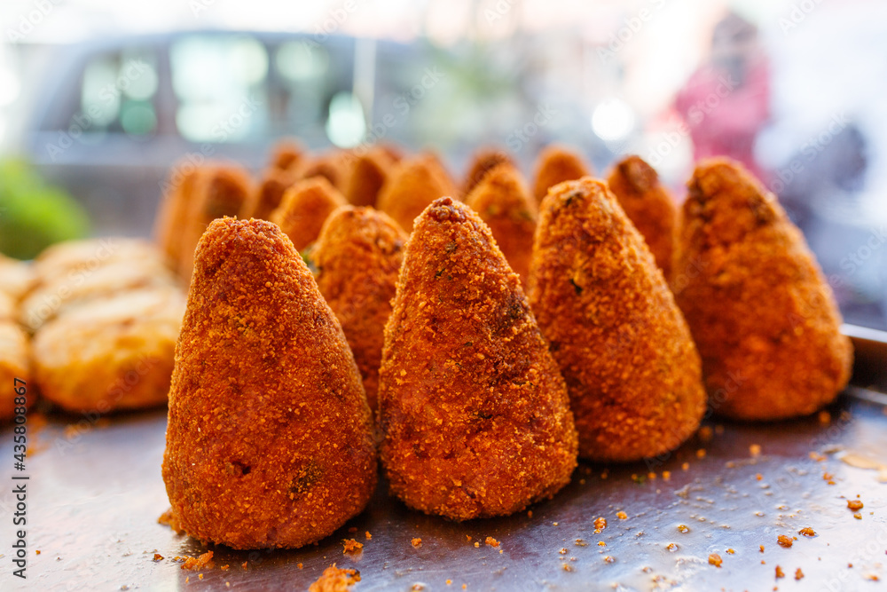 Arancini di riso fritti con pomodoro e carne in esposizione in una vetrina  di una pizzeria Stock Photo | Adobe Stock