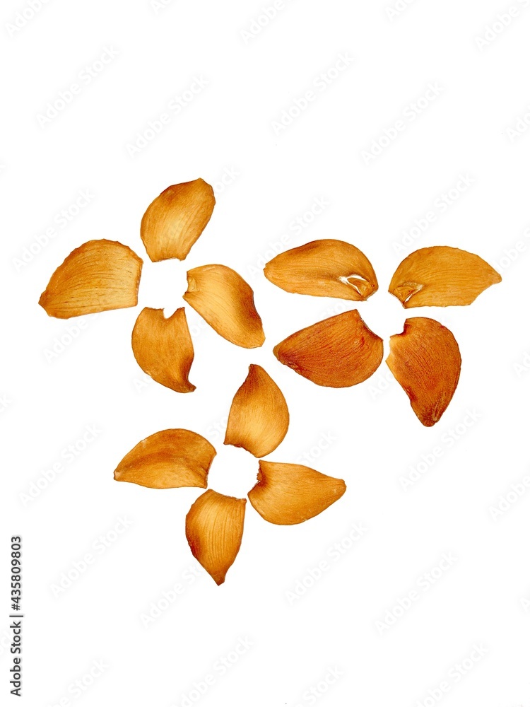 Fototapeta premium fried garlic chips on white background