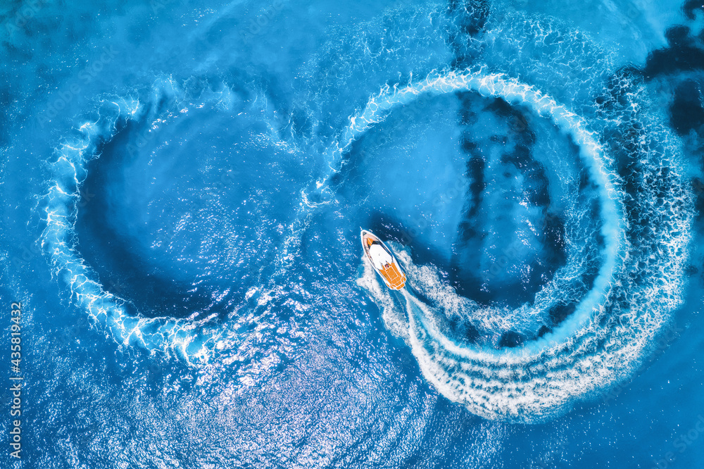 Foto de Aerial view of the speed boat in clear blue water at sunny day ...