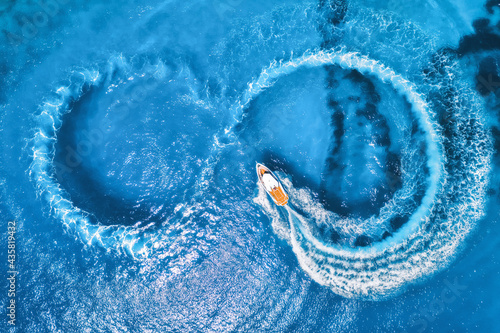 Photo Aerial view of the speed boat in clear blue water at sunny day in summer
