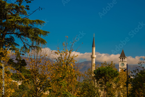 Fotografi TIRANA, ALBANIA: The Et'hem Bey Mosque and Clock Towerin Skanderbeg Square in the center of Tirana
