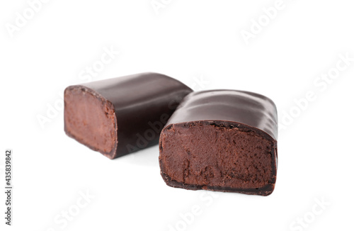 Photo Delicious cut glazed cheese with cocoa on white background