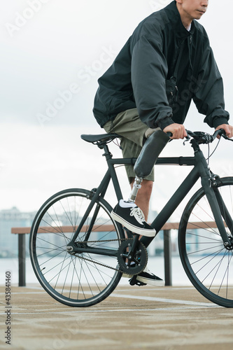 サイクリングをする義足男性