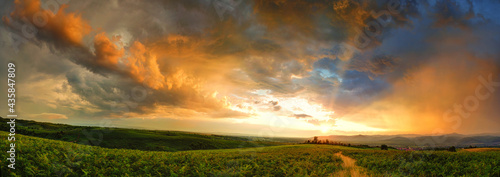 Foto Majestic sunset with storm clouds. Panorama in countryside