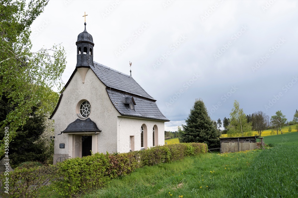 Die Nikolaus Kapewlle von Dörflas -  Die kleinste Kirche Mitteldeutschlands liegt in parkähnlicher Umgebung, wurde 1935 eingeweiht und gehört zur Kirchgemeinde Crispendorf