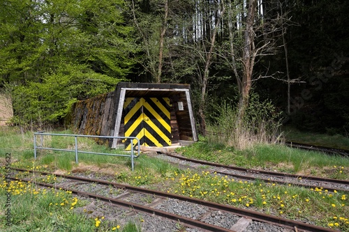 Relikt einer vergangenen Eisenbahnkultur - Lockschuppen einer Schmalspurbahn im Kleinformat 