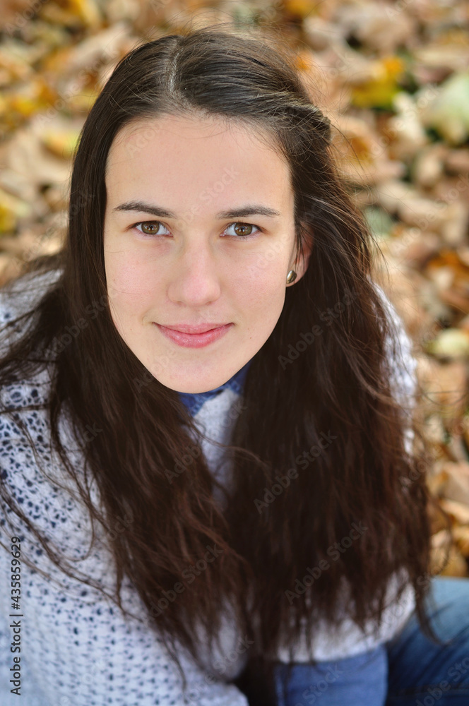 Fototapeta premium Autumn girl in park