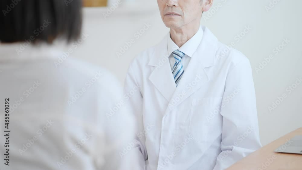 高齢の男性医師 険しい表情 高齢の男性医師 険しい表情
