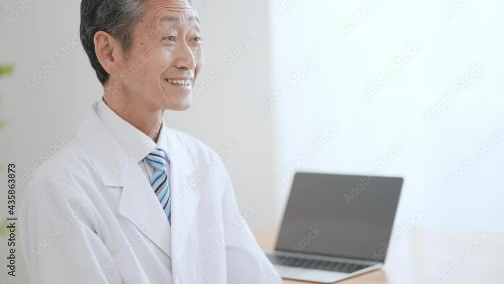 高齢の男性医師イメージ　笑顔