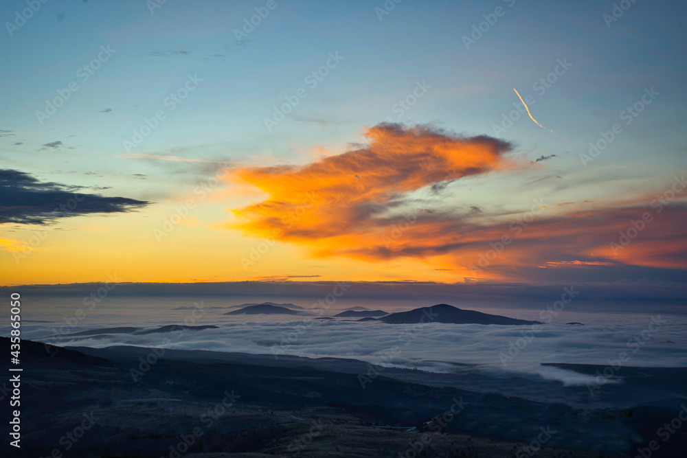 The view of the mountains in the sea of ​​clouds from the mountain top