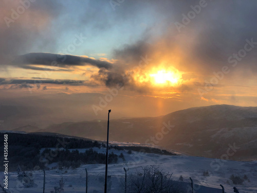 sea ​​of ​​clouds and mountains at sunset