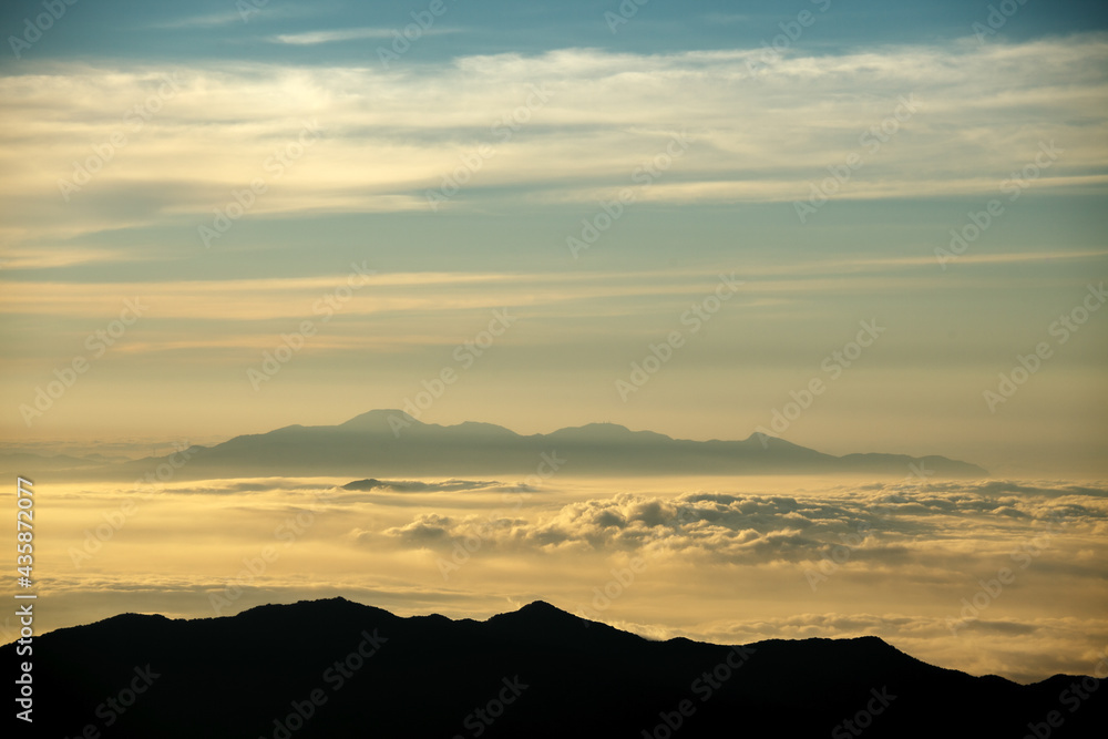 朝陽に照らされた雲海に孤島のように浮かぶ榛名山
