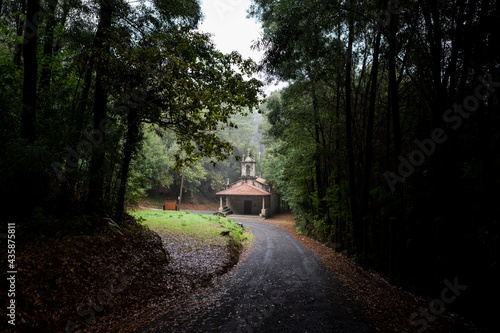 Ermita en la montaña plena naturaleza en Asturias España