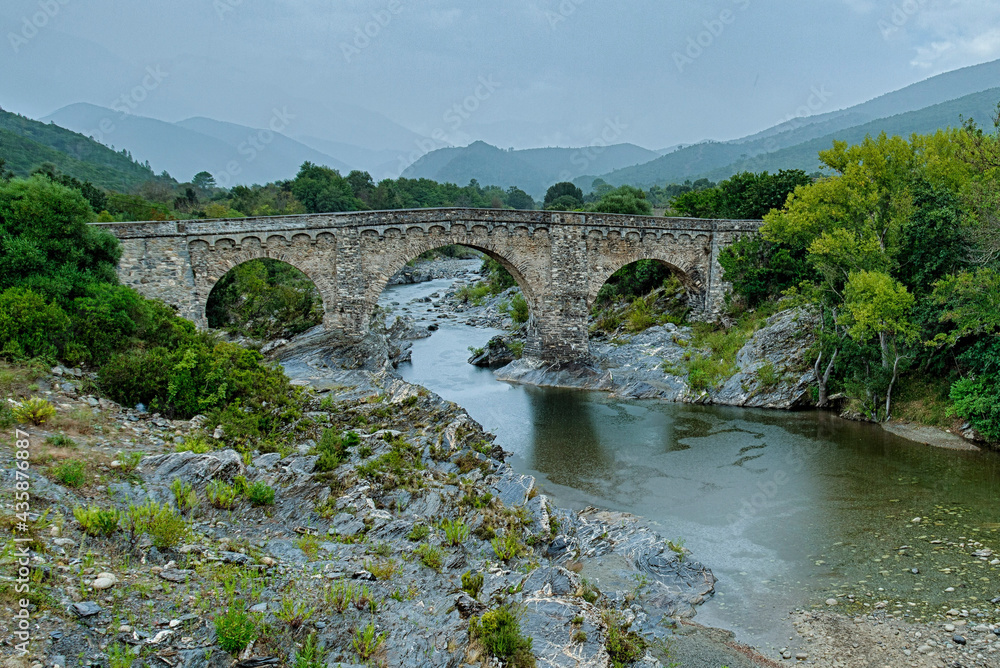 Fototapeta premium Alte Brücke aus Stein