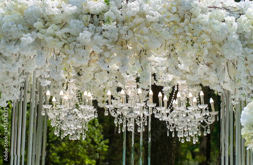 Fototapeta Naklejka Na Ścianę i Meble -  Wedding arch of white flowers in the park.