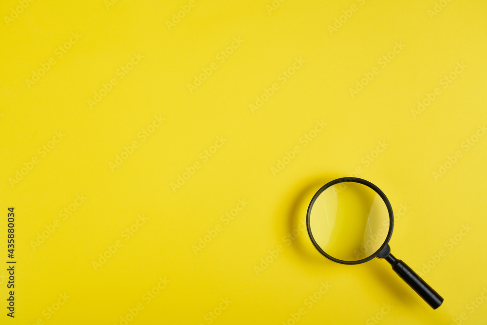 Magnifying glass on yellow background - obrazy, fototapety, plakaty 