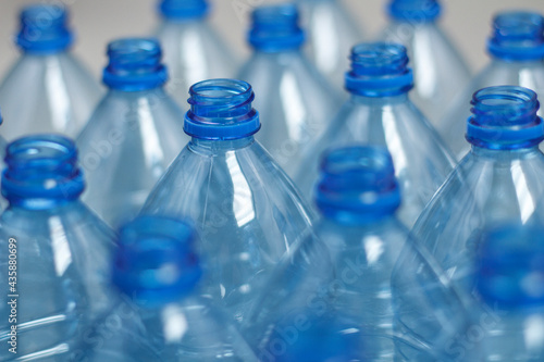 Butelki plastikowe na wodę © Jan