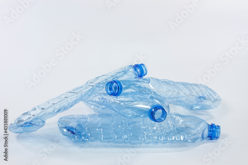 Zgniecione butelki plastikowe na wodę