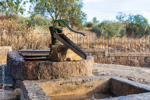 Cuadro en lienzo Antigua fuente de agua con sistema de bombeo para extraerla