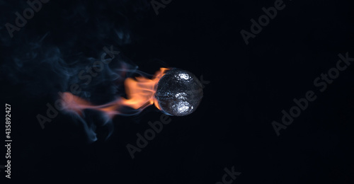 Foto flying burning round bullet, antique cannonball