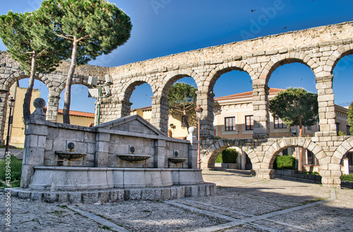 Plaza y fuente Dia Sanz con acueducto romano de Segovia de fondo  Espa  a