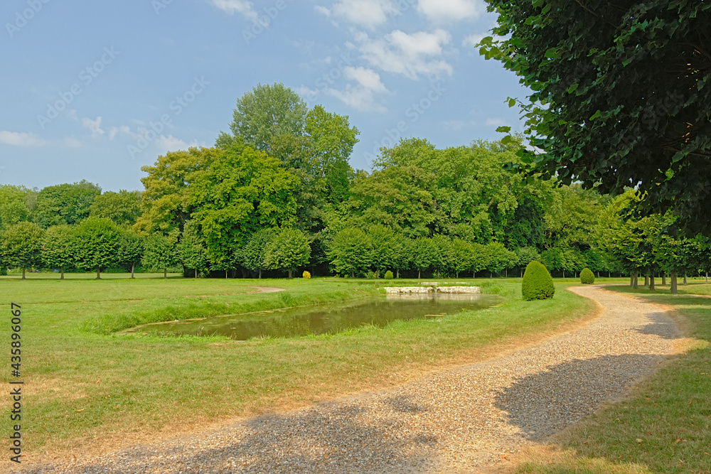 Fototapeta premium Pool in th park of Chantilly castle, Oise, franc