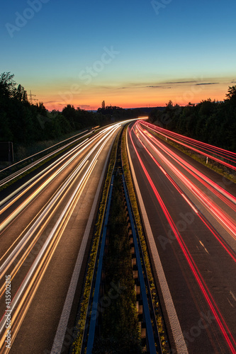 Autobahn zur nacht mit Lichtstreifen