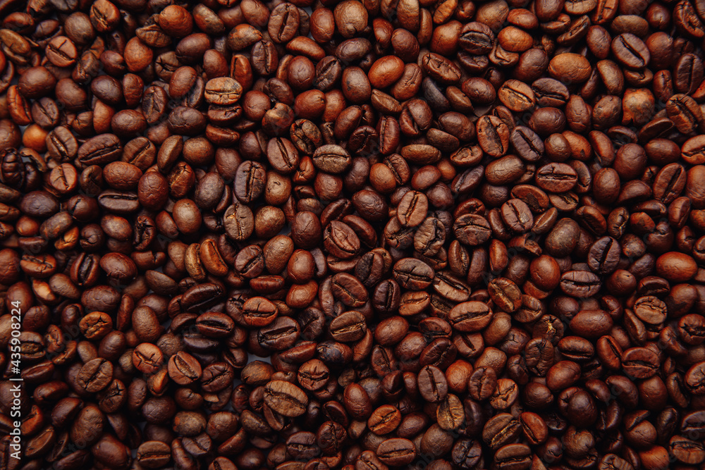 Obraz premium Freshly roasted coffee beans background