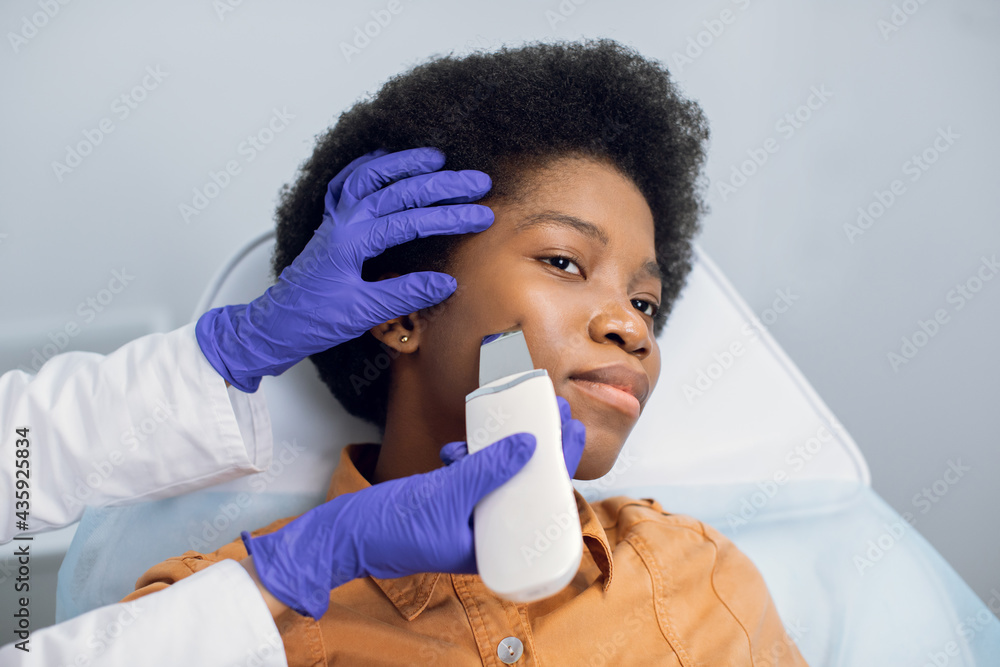 Foto de Close up of hands of beautician counducting cleansing facial