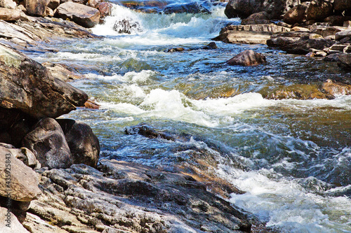 Foto rushing whitewater rapids flowing over rocky riverbed