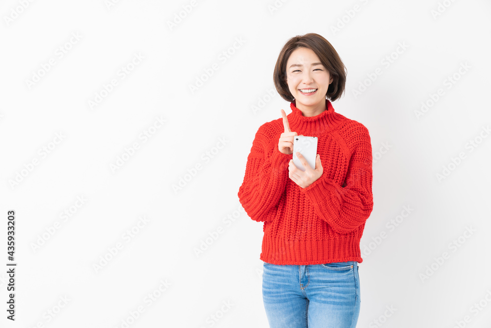 スマホを見る女性 スマホを見る女性