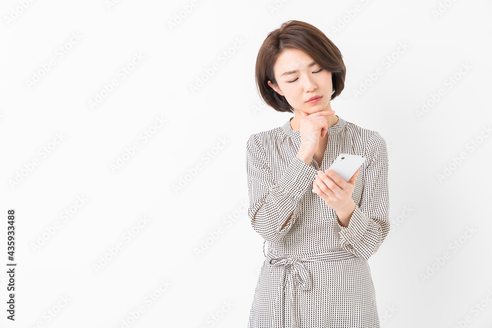 スマホを見る女性　考える