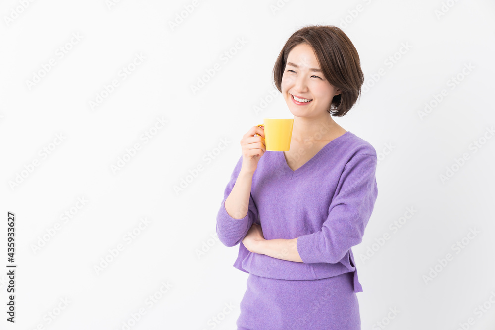 飲み物を飲む女性 飲み物を飲む女性