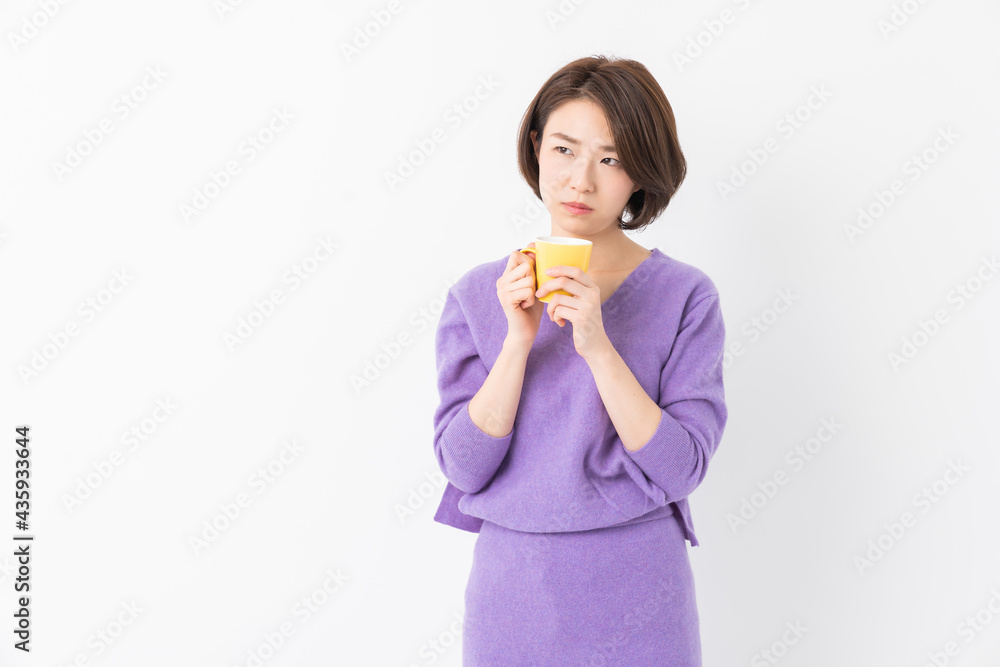 考える女性 飲み物 考える女性 飲み物