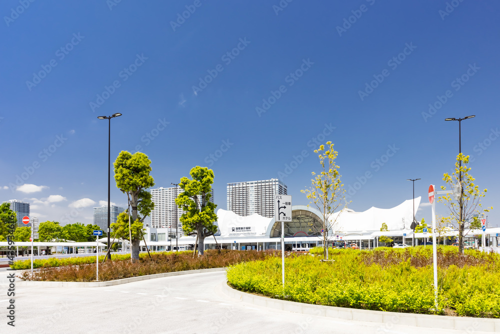 (東京都ｰ都市風景)青空と国際展示場駅の風景	