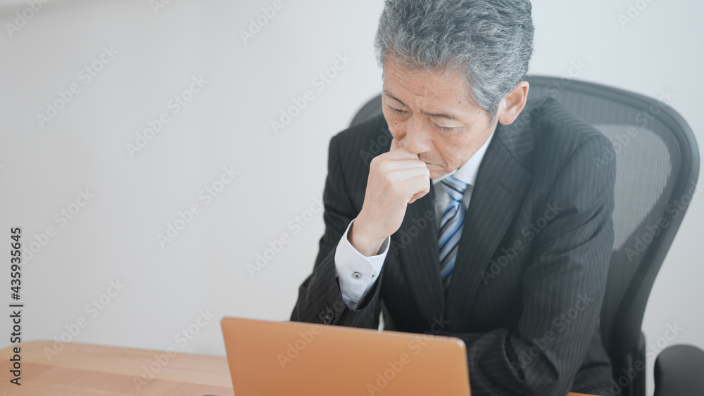 高齢のビジネスマンイメージ　考える