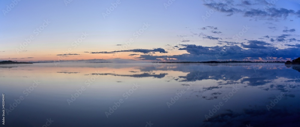ウトナイ湖の夜明け前のパノラマ情景＠北海道