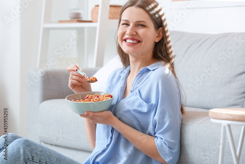 Beautiful young woman eatin...