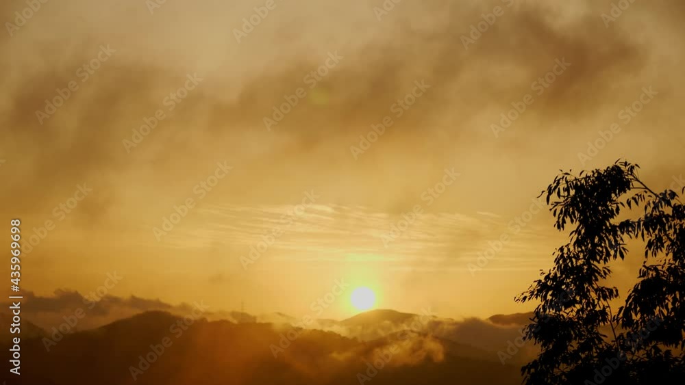 オレンジに染まる山々 夕日と稜線 風に揺れる葉 オレンジに染まる山々 夕日と稜線 風に揺れる葉
