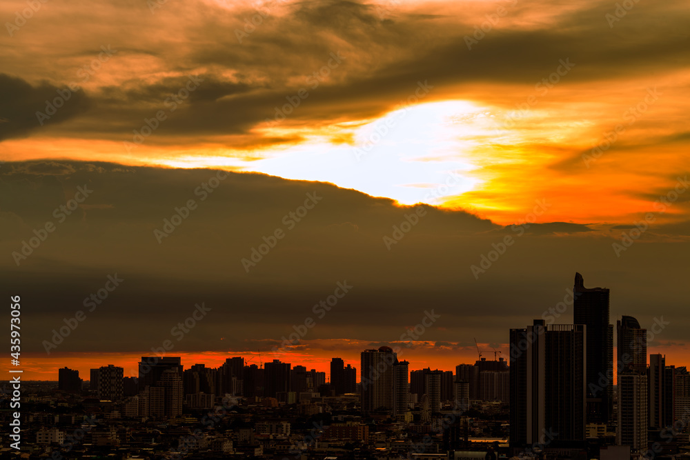 Obraz premium The high angle background of the city view with the secret light of the evening, blurring of night lights, showing the distribution of condominiums, dense homes in the capital community