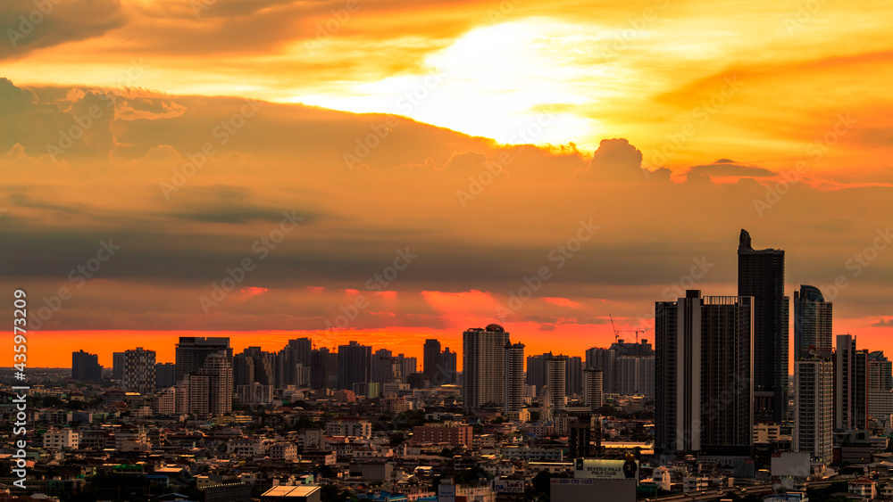 Obraz premium The high angle background of the city view with the secret light of the evening, blurring of night lights, showing the distribution of condominiums, dense homes in the capital community