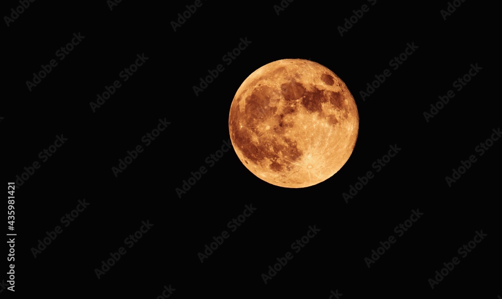 Obraz premium The full moon is the lunar phase when the Moon appears fully illuminated from Earth's perspective.