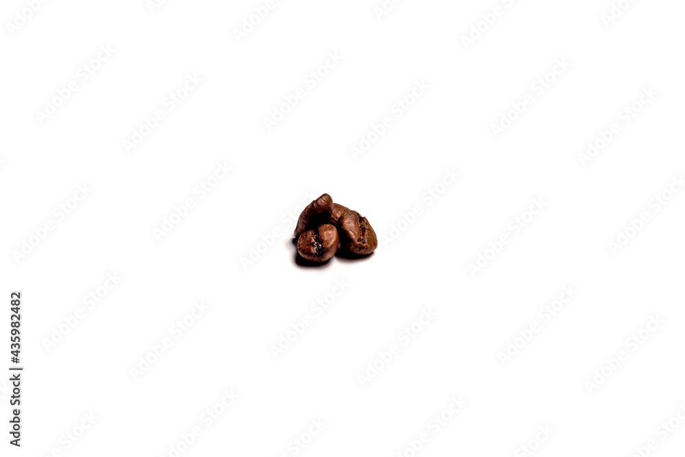 Obraz premium Roasted coffee beans isolated on a white background-3