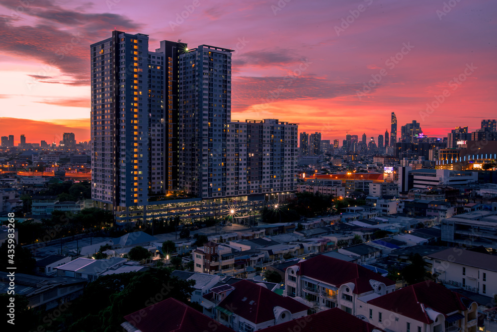 Fototapeta premium Blurred abstract background view of the night sky, ambience surrounded by condominiums and street lighting, dispersion of accommodation in the capital.