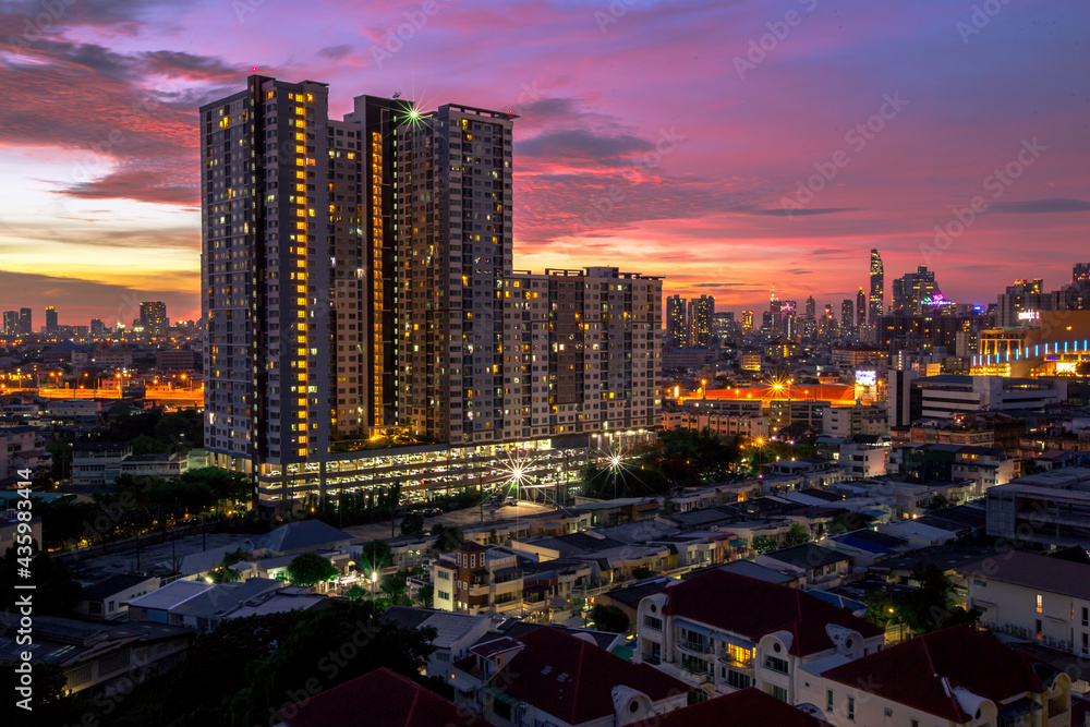 Obraz premium Blurred abstract background view of the night sky, ambience surrounded by condominiums and street lighting, dispersion of accommodation in the capital.