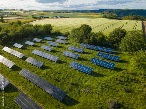 Solaranlage erneuerbare Energie zwischen den Feldern bei Sonnenschein