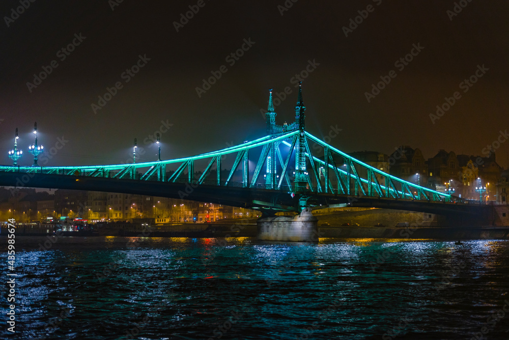 Obraz premium Illumination of the Liberty Bridge in Budapest at winter night