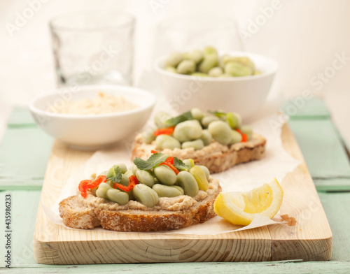 Bruschette with spicy broad beans and almond butter (ph. Archivio Collection)