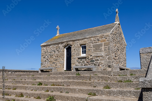 Foto ST IVES, CORNWALL, UK - MAY 13 : View of the ancient Chapel of St Nicholas at St